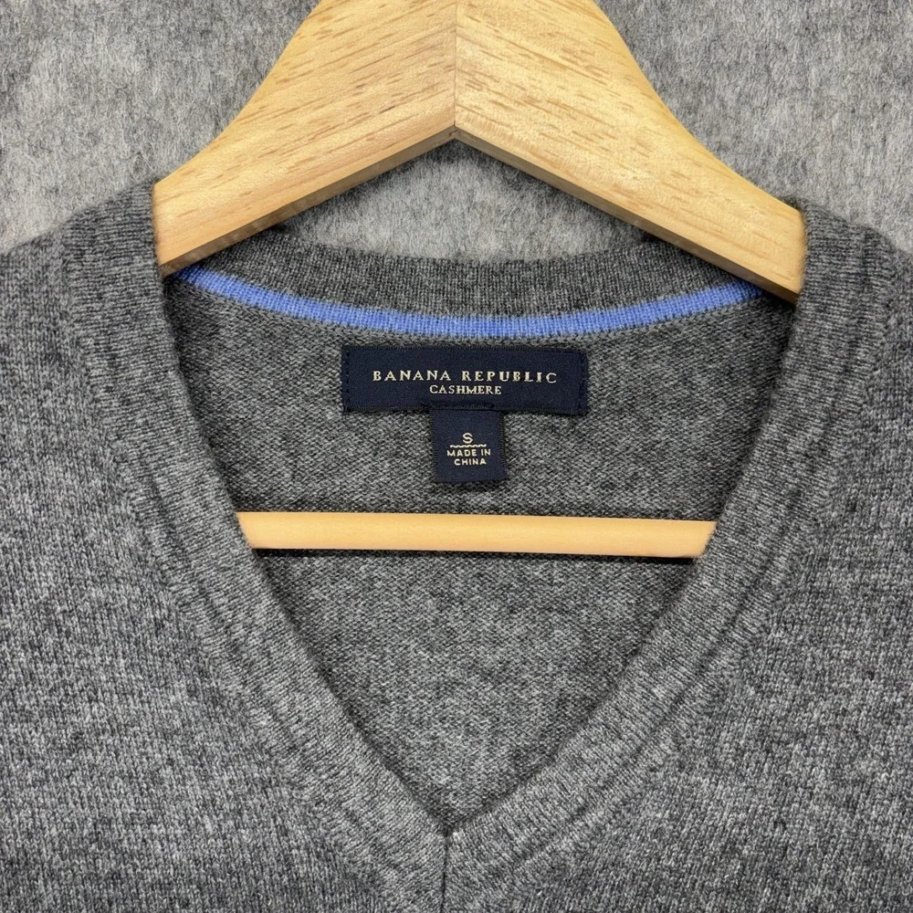 Banana Republic 100% Cashmere Sweater V Neck Men's Small Gray‎ Soft Knit Luxe